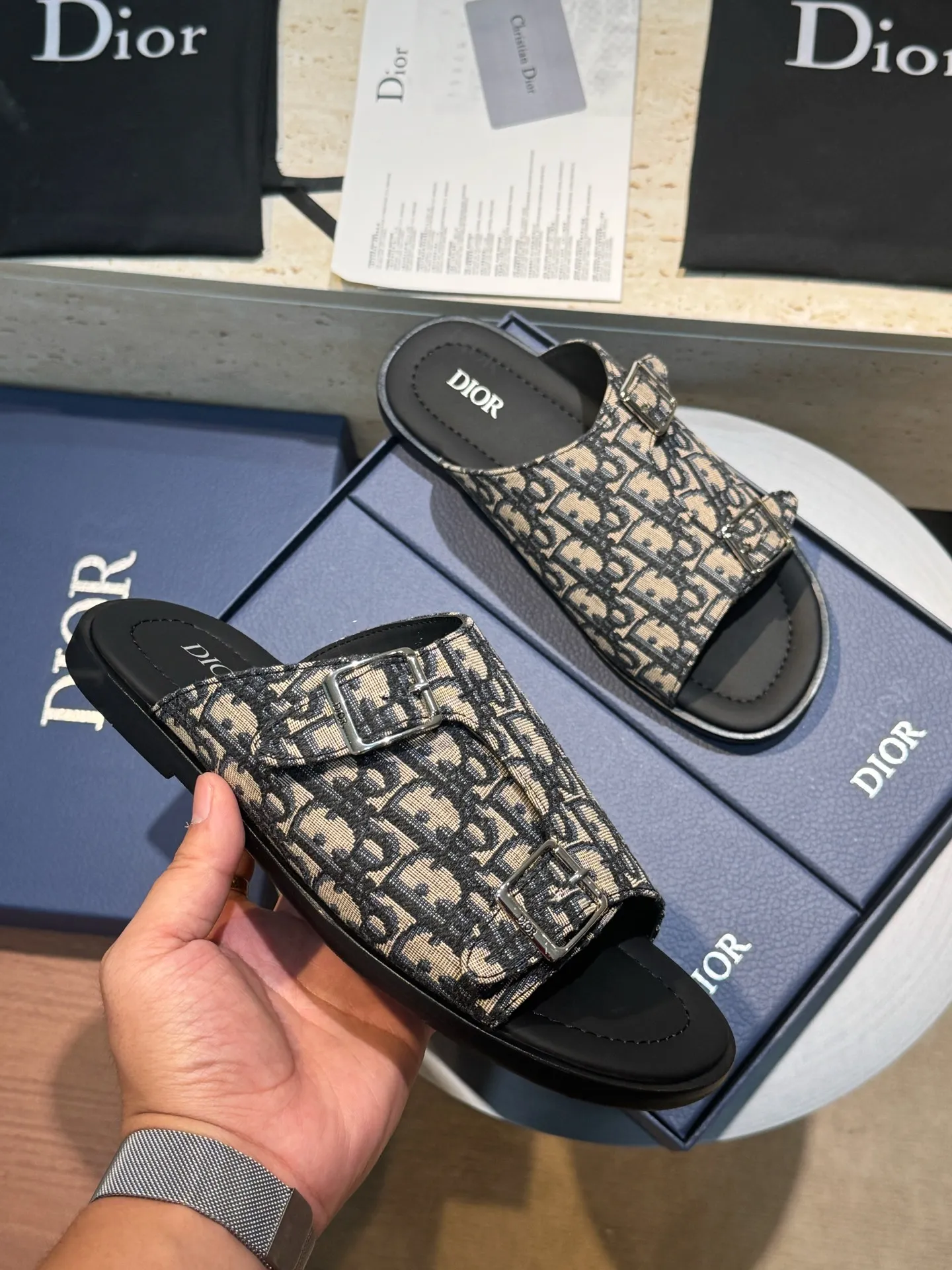 [Dior] Top P: 560💰 -Size: 39-44 (38, 45 custom-made) Dior Dior Alias ​​men's leather slippers This Alias ​​sandal is a new summer product, showing a casual and elegant style. Carefully crafted from grained cow leather and Oblique printed fabric, with cowhide lining! Cross-strap design with metal-clad brass CD Diamond logo. The imported cowhide leather and rubber sole adds sophistication and comfort, while Oblique print-effect anti-slip panels add style.